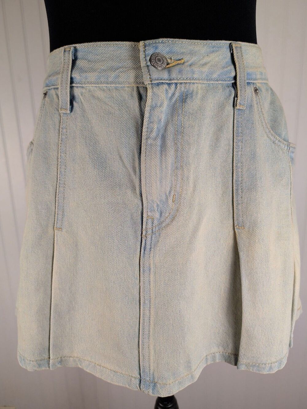 Levi's Pleated Denim Mini Skirt Light Wash 32